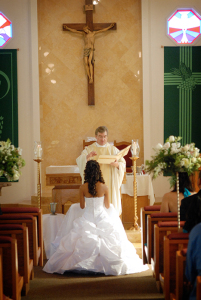 My_Quince_165 Hugo Benson Photography_quince-girl_church_close-up_pic