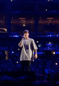 Justin-Bieber-singing-on-stage-nov-13-staples-center-3