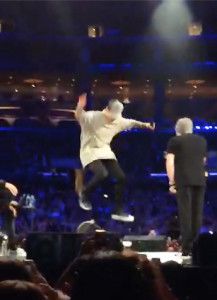 Justin-Bieber-skate-boarding-on-stage-nov-13-staples-center